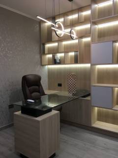 Foto de muebles altos oficina